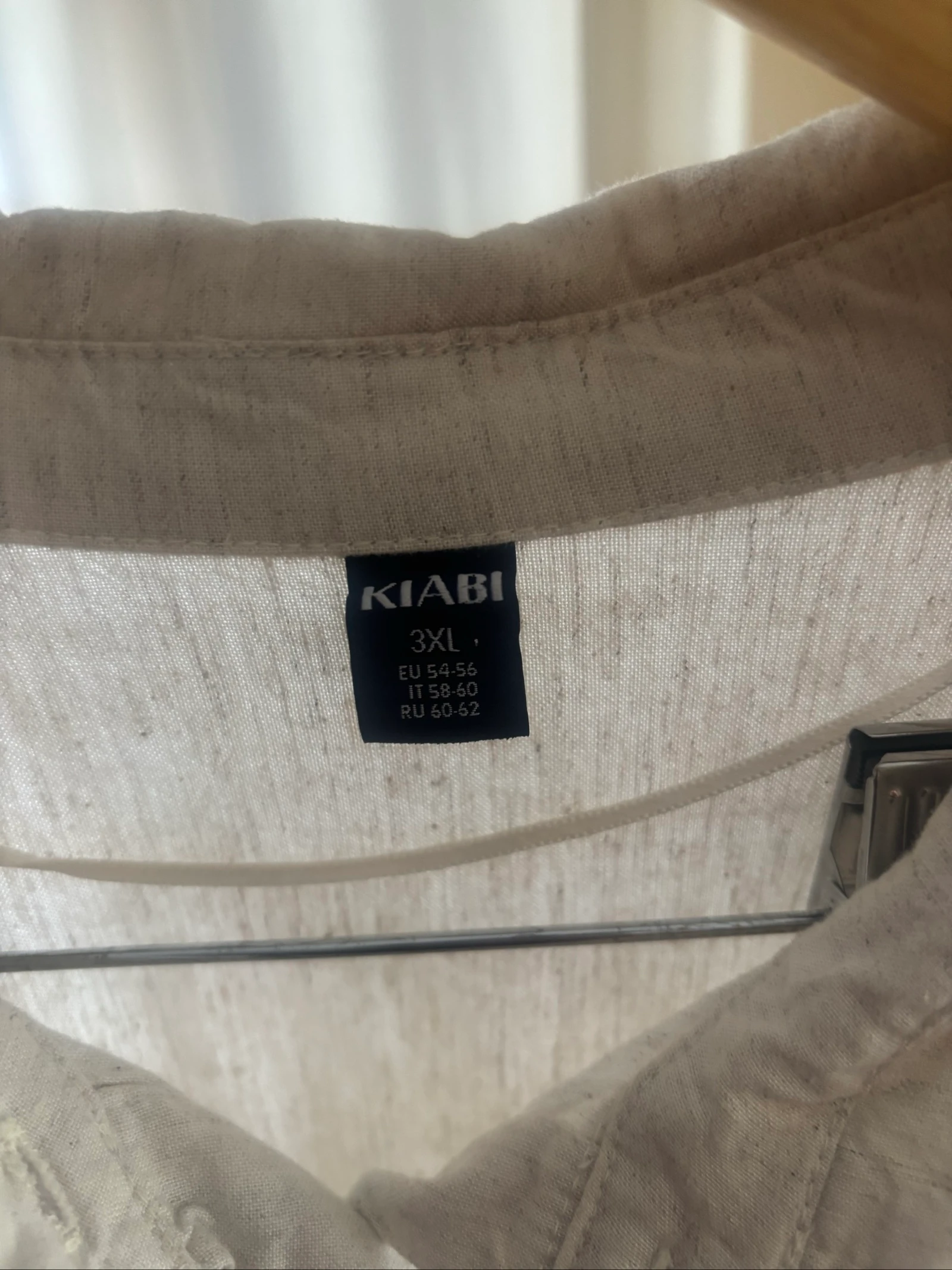 Camisa beige con decorados negros  – photo 3